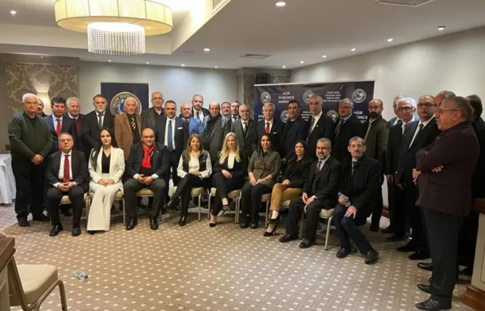 Hür Düşünce Hareketi, “Yeni Anayasal Düzen ve Güçlendirilmiş Parlamenter Sistem” toplantılarının ikincisini Gaziantep’te düzenlemiştir. Genel Başkan Süleyman Aksoy’un öncülüğünde Yönetim Kurulu üyeleri ve İl Temsilcilikleri heyeti, toplantıdan önceki üç gün boyunca çeşitli sivil toplum kuruluşları ile 6’lı Masa il başkanlıklarını ziyaret ederek davetlerde bulunmuştur.