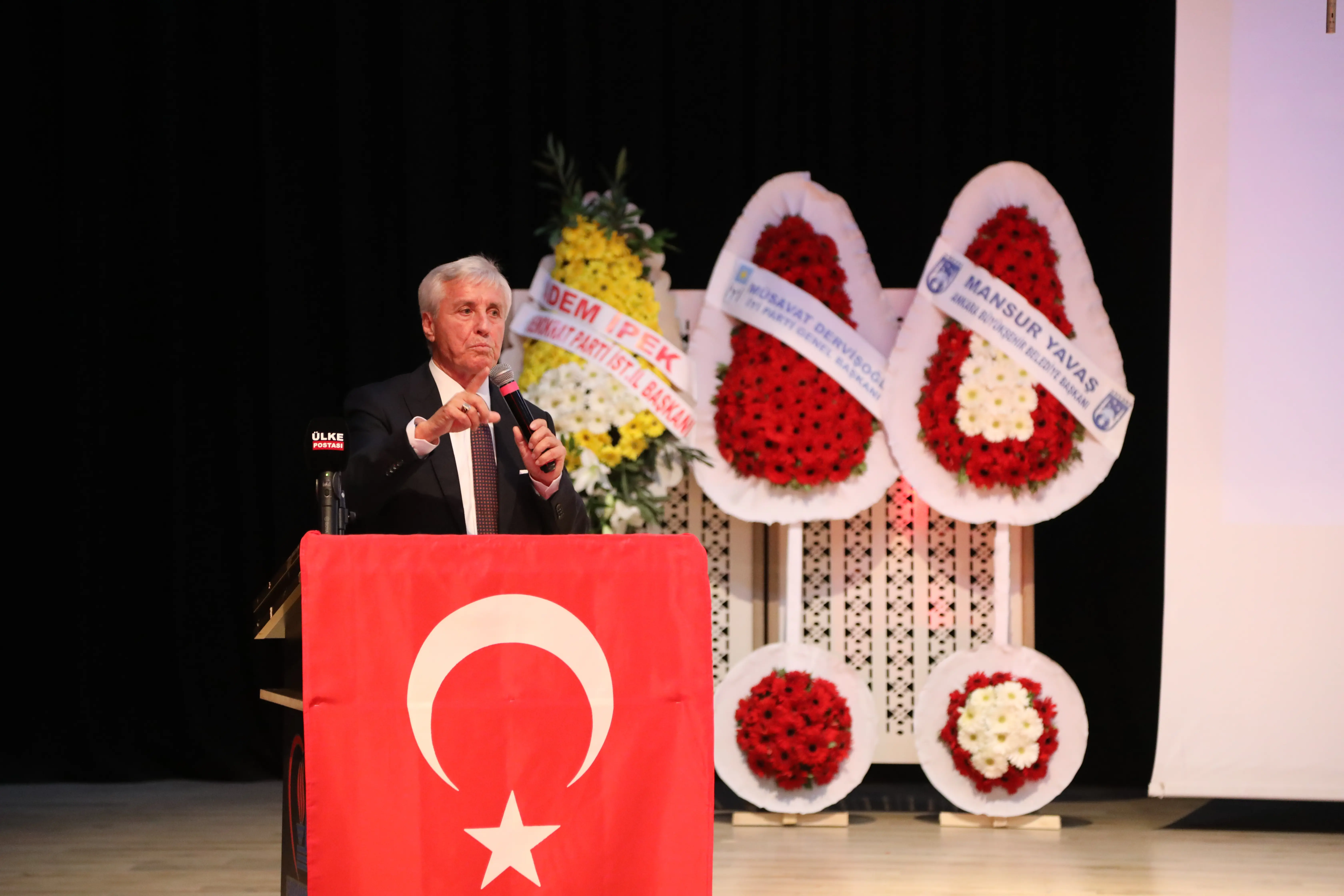 Süleyman Aksoy: “Bu Benim Son Genel Başkanlık Konuşmam”

Kurucu Genel Başkan Süleyman Aksoy, dernek tüzüğündeki iki dönem sınırlamasına değinerek, “Bu benim son genel başkanlık konuşmam” dedi.
Aksoy, konuşmasında şu güçlü mesajı verdi:

“Biz siyasi parti değiliz ama siyasi hedefleri olan bir sivil toplum kuruluşuyuz.
Fikri hür, vicdanı hür, irfanı hür bir Türkiye istiyoruz.”