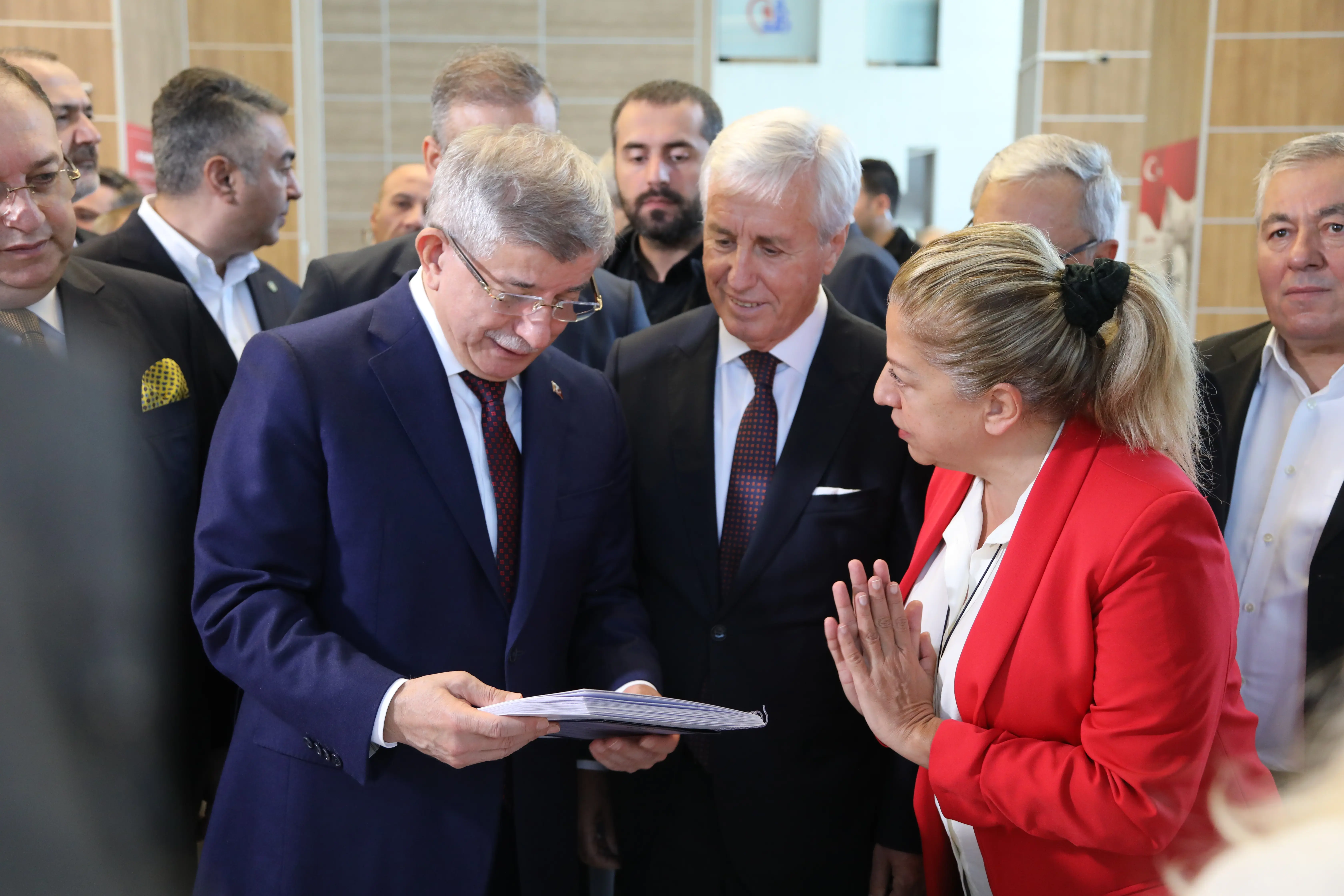 Davutoğlu: “Hür Düşünce, İnsan Olmanın Özüdür”

Gelecek Partisi Genel Başkanı Ahmet Davutoğlu, konuşmasında Hür Düşünce Hareketi’nin anlamını şu cümlelerle özetledi:

“İnsanoğlu Hz. Adem’den bu yana iki kavramın peşinde: özgürlük ve güvenlik.
Rabbimiz bizi başkalarına kul ya da köle olmak için yaratmadı.
Hür düşünce, insan olmanın özüdür.”