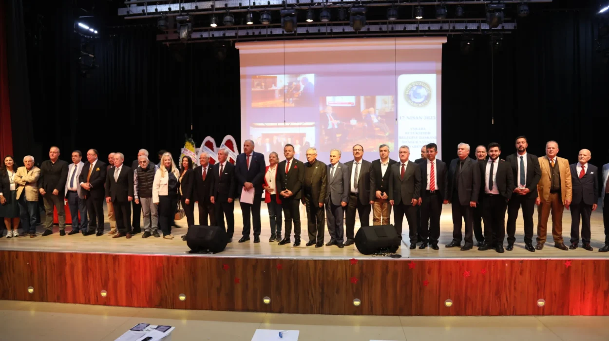 Hür Düşünce Hareketi Derneği, 2. Olağan Genel Kurulunu büyük bir coşku ve demokrasi ruhuyla Bayrampaşa Mehmet Akif Ersoy Kültür Merkezi’nde gerçekleştirdi. Toplumun farklı kesimlerini aynı demokratik paydada buluşturan bu buluşma, yalnızca bir genel kurul değil, özgür düşünce, toplumsal dayanışma ve ortak aklın yeniden hatırlandığı tarihi bir gün olarak kayıtlara geçti.