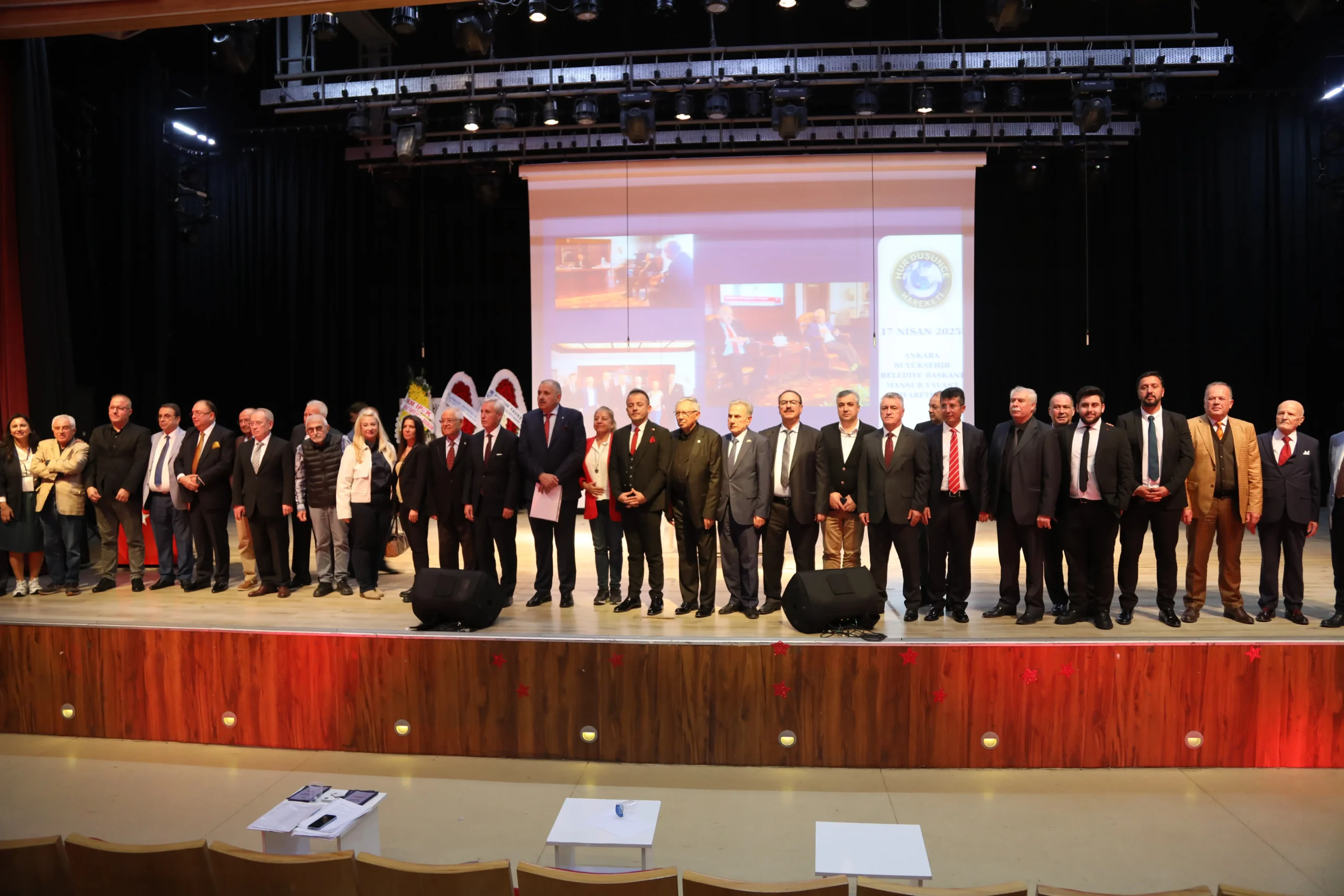 Hür Düşünce Hareketi Derneği, 2. Olağan Genel Kurulunu büyük bir coşku ve demokrasi ruhuyla Bayrampaşa Mehmet Akif Ersoy Kültür Merkezi’nde gerçekleştirdi. Toplumun farklı kesimlerini aynı demokratik paydada buluşturan bu buluşma, yalnızca bir genel kurul değil, özgür düşünce, toplumsal dayanışma ve ortak aklın yeniden hatırlandığı tarihi bir gün olarak kayıtlara geçti.