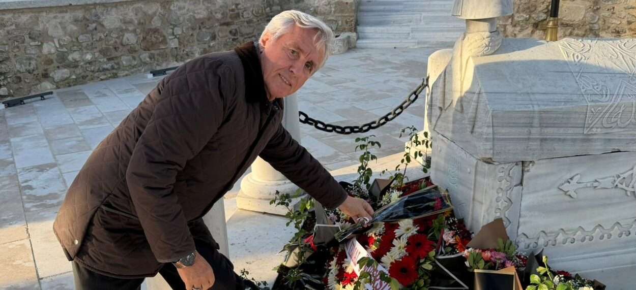 Vatan Şairi Namık Kemal’i Vefatının 137. Yılında Kabri Başında Dualarla Andık Hür Düşünce Hareketi olarak, fikir dünyamızın mimarı, hürriyet ve vatan sevgisinin sembol ismi, "Vatan Şairi"miz Namık Kemal’i, ebediyete irtihalinin 137. sene-i devriyesinde saygı, minnet ve rahmetle yad ettik. Hareketimizin fikir öncüsü olan büyük üstadın manevi huzurunda bulunmak üzere, Çanakkale Bolayır’daki kabrine bir ziyaret gerçekleştirdik. Bu anlamlı ziyarette heyetimize Genel Başkanımız Sayın Süleyman AKSOY başkanlık etti. Anma töreninde Genel Başkanımız ile birlikte; Genel Başkan Vekilimiz Hüseyin Reşit ÖZ, Genel Başkan Yardımcılarımız Sultan GÜNAYDIN, Uğur KARACA, Orhan ÇAKIR ve Muharrem ÜN de hazır bulundular. Namık Kemal’in yaktığı hürriyet meşalesini ve vatan sevgisini ilke edinen Hür Düşünce Hareketi olarak, onun aziz hatırasını yaşatmaya devam edeceğiz. Merhumun ruhu şad, mekanı cennet olsun.